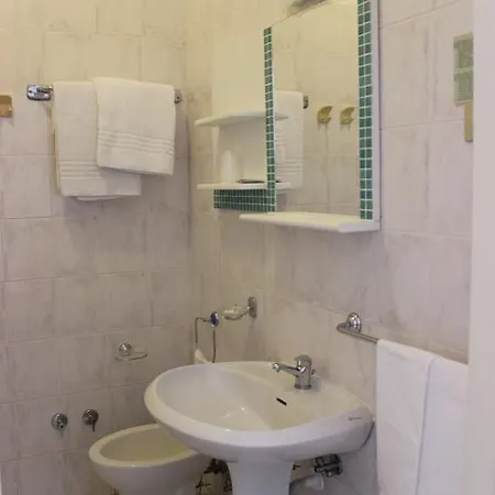 Moderno Hotel 2*